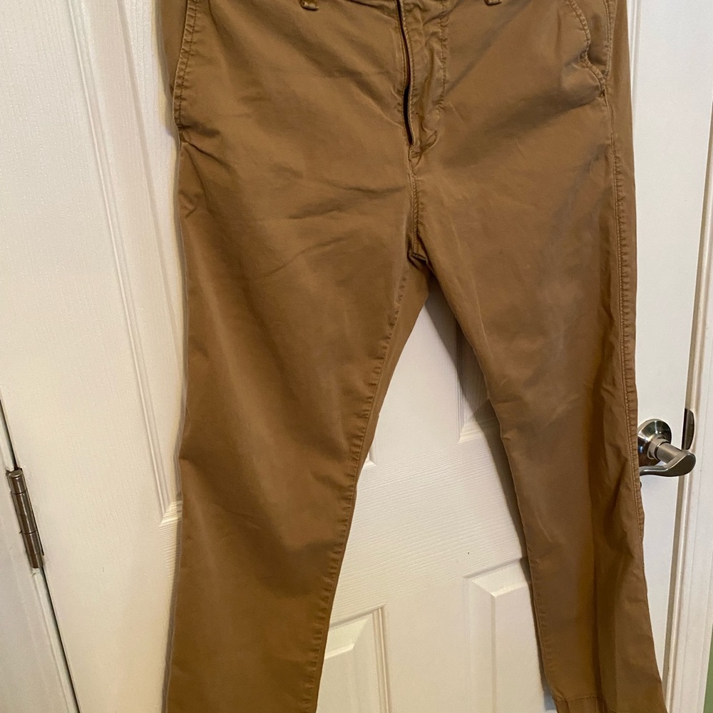 Hollister khakis..men